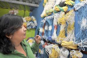 Las redes para las canchas de ecuav&oacute;ley son de distintos tama&ntilde;os y colores. Las m&aacute;s vendidas son aquellas que llevan los colores de la bandera ecuatoriana. Foto: Jos&eacute; Luis Llivisaca.