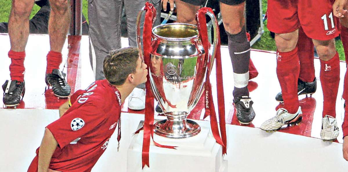 Steven Gerrard besa el trofeo de la Champions League en 2005. La final fue ante A.C. Mil&aacute;n en Estambul. Foto: AFP
