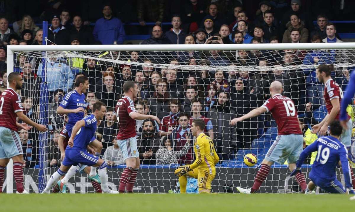Momento en el que John Terry (izq) marca el primer gol del Chelsea, ayer en el Stamford Bridge. Foto: AFP