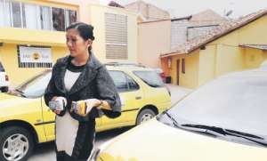 El plazo para instalar los equipos vence hoy y a partir de ma&ntilde;ana el usuario debe exigir el recibo. En carreras de $ 4 o m&aacute;s se puede pedir factura. Foto: Diana Vera.