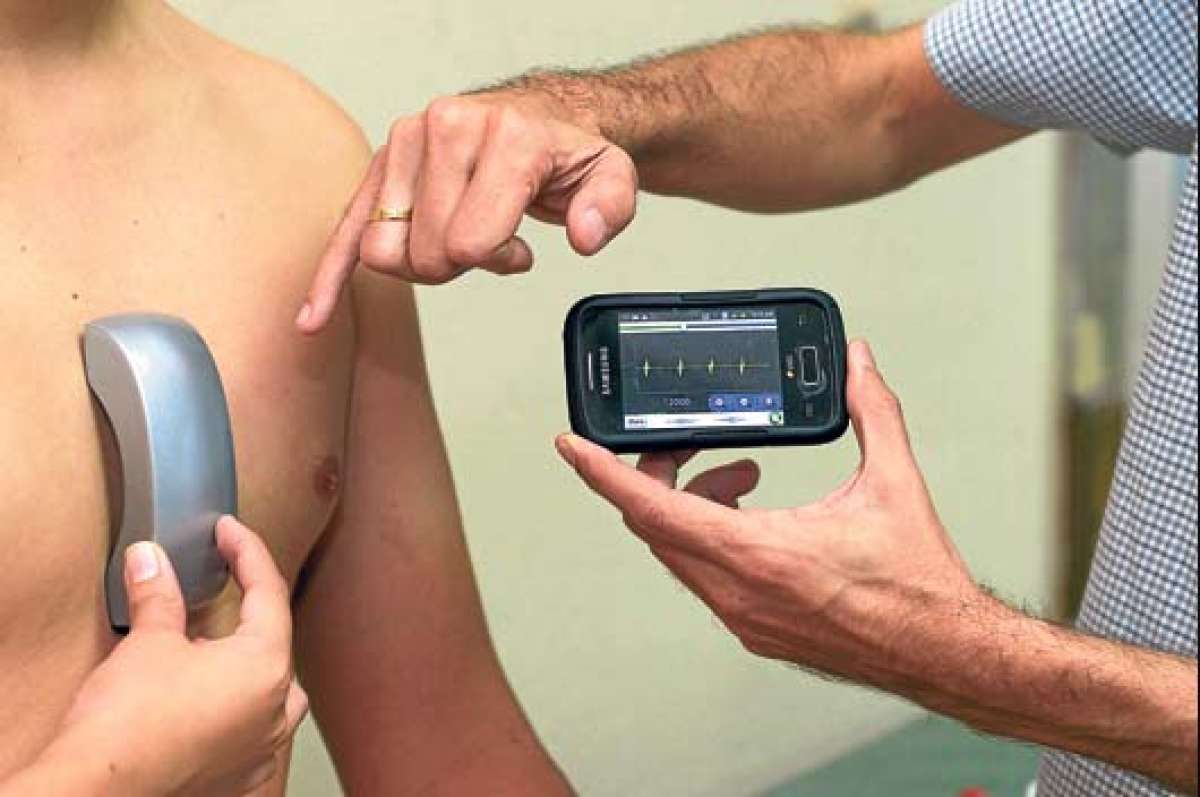 Con ayuda del dispositivo, el usuario puede enviar la informaci&oacute;n de las palpitaciones al celular para que un m&eacute;dico las valore en tiempo real. Foto: Lylibeth Coloma / El Tel&eacute;grafo