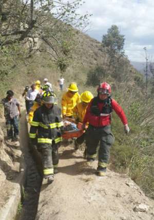 Personal de Bomberos durante el rescate de las personas que resultaron afectadas en el incidente. Foto: Cortes&iacute;a