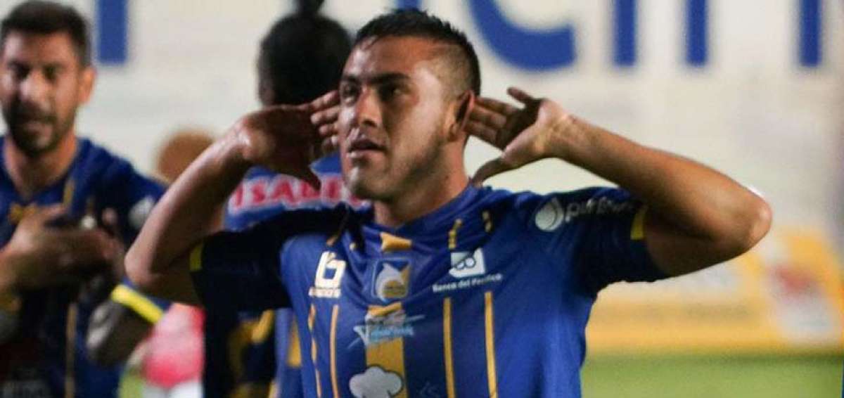 Delf&iacute;n toma el liderato del torneo local