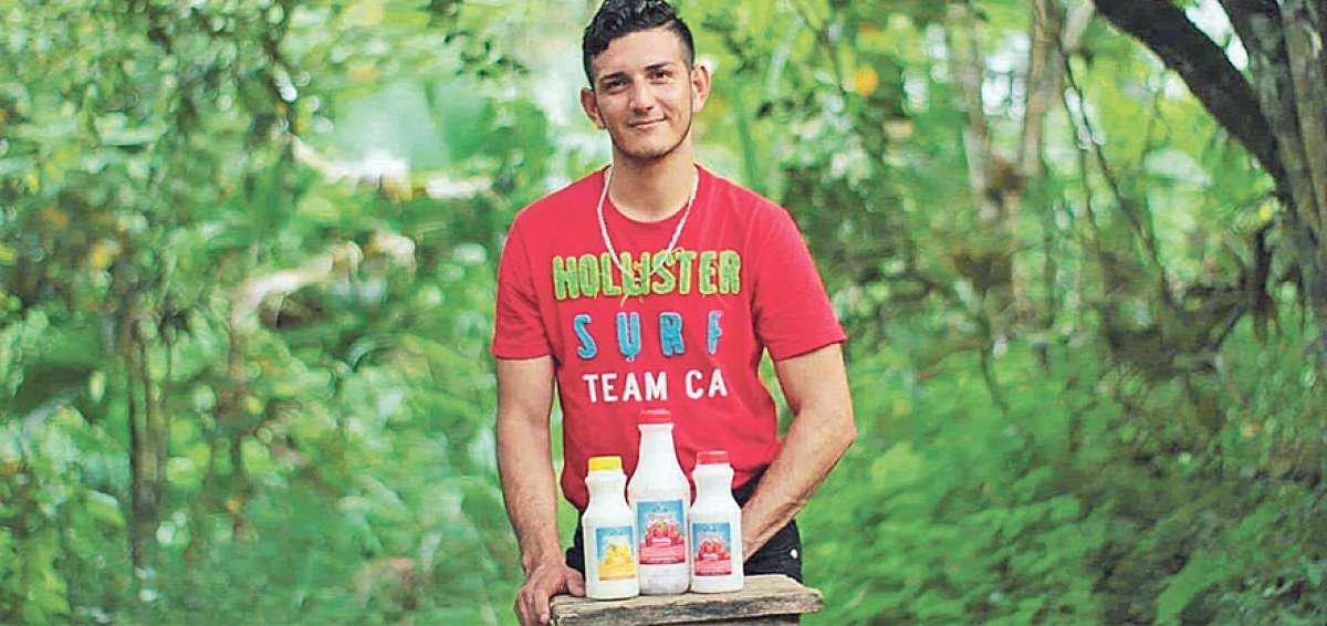 Andr&eacute;s Moreira, beneficiario del plan, produce y vende 200 litros de yogurt semanales y genera empleo en Las Palmas.