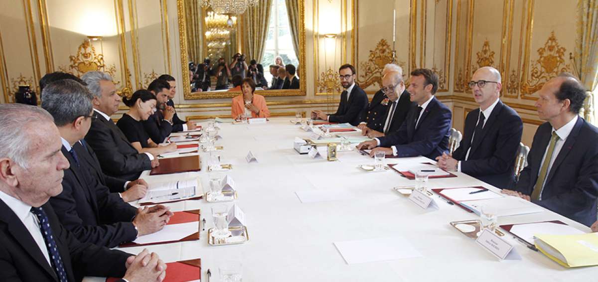 El presidente ecuatoriano, Len&iacute;n Moreno (4&deg; iz.), con miembros de su gabinete ministerial, en el encuentro con el mandatario franc&eacute;s, Emmanuel Macron (2&deg; der.) en Par&iacute;s.