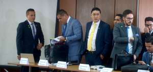 Harrison Salcedo (segundo de izquierda a derecha), en la audiencia de ayer solicit&oacute; la revocatoria de la prisi&oacute;n preventiva de su cliente Jorge G.