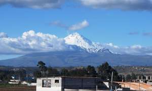 Volc&aacute;n Cotopaxi contin&uacute;a emitiendo vapor 