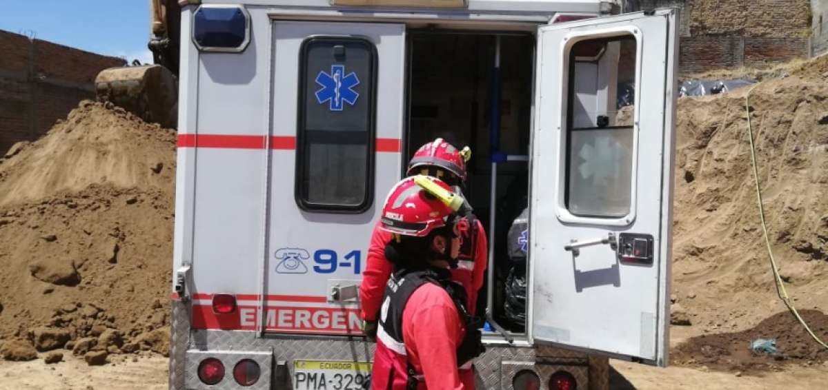 Una persona falleci&oacute; tras el colapso de un muro en Quito.