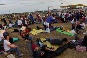 Fieles esperan en el Parque Samanes misa campal de Francisco 