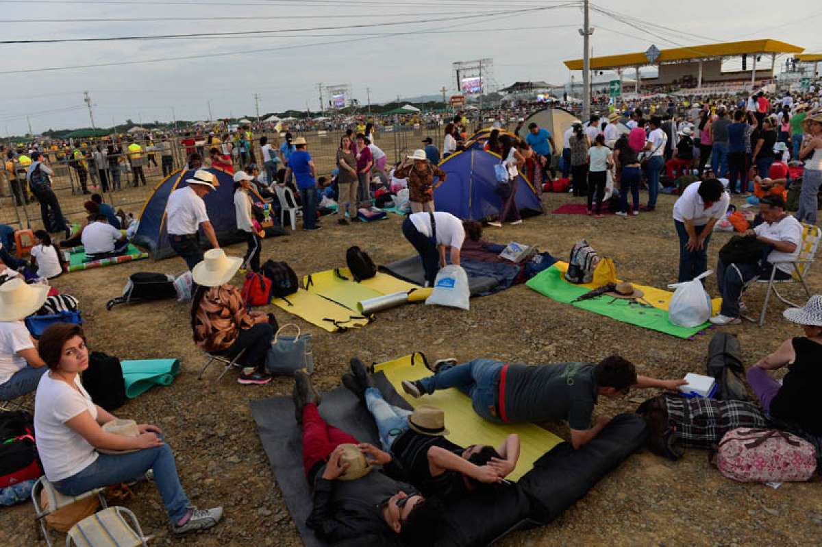 Fieles esperan en el Parque Samanes misa campal de Francisco 