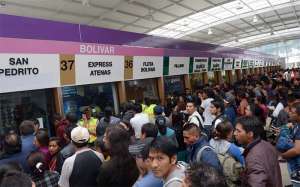 Masiva concurrencia de pasajeros en la terminal de Quitumbe en el  primer d&iacute;a del feriado de carnaval 