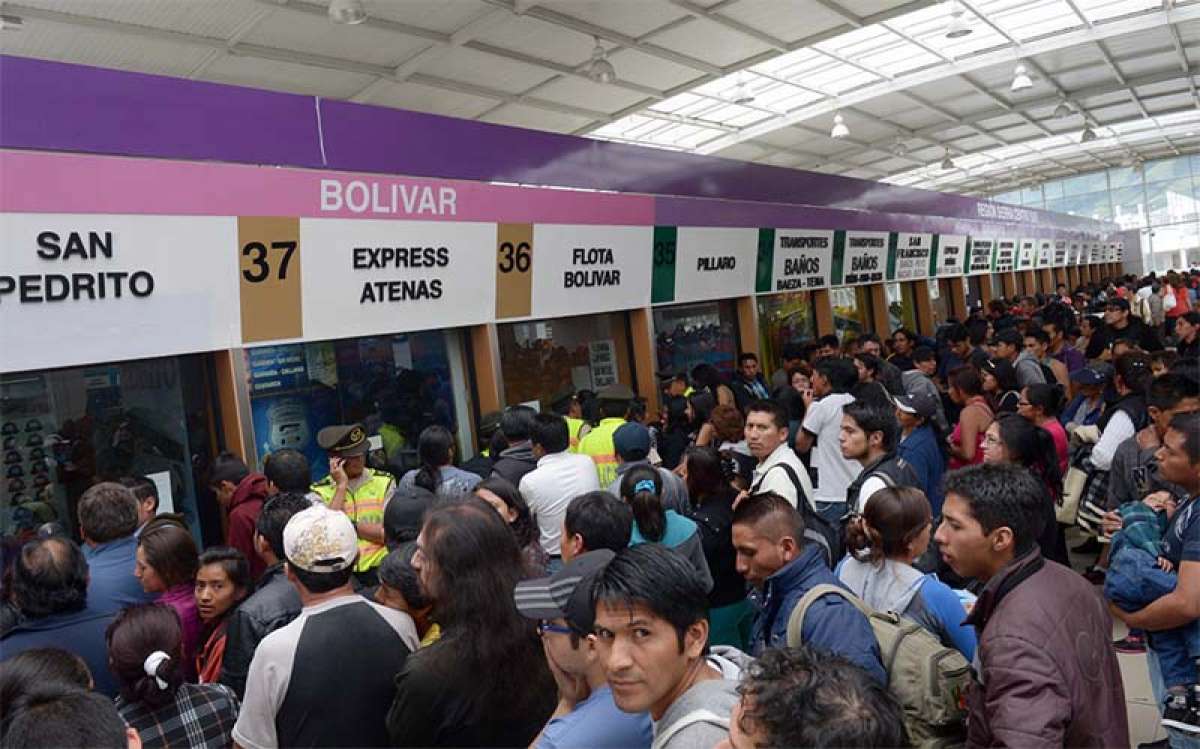 Masiva concurrencia de pasajeros en la terminal de Quitumbe en el  primer d&iacute;a del feriado de carnaval 
