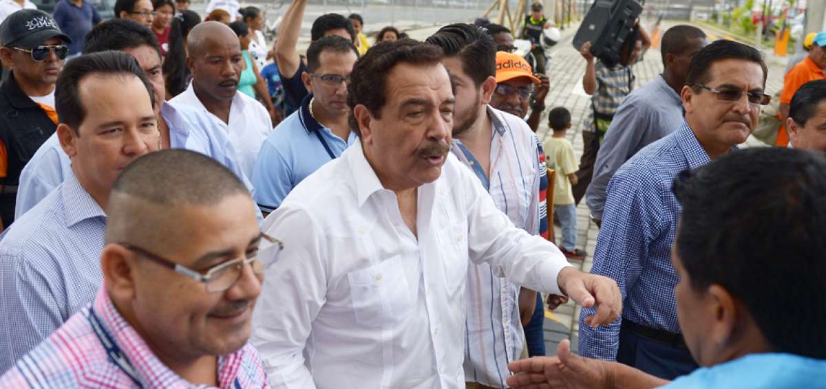 El alcalde Jaime Nebot, durante un recorrido de obras. La autoridad reaviv&oacute; las cr&iacute;ticas contra Guillermo Lasso.