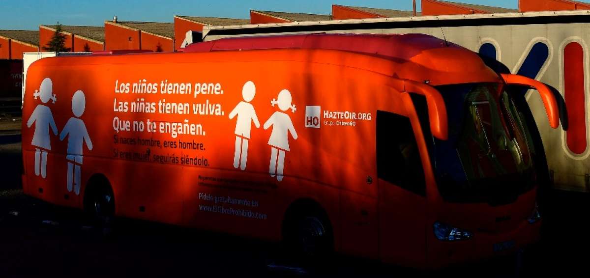 Fletado por la organizaci&oacute;n HazteO&iacute;r, el autob&uacute;s es parte de una campa&ntilde;a del grupo contra la promoci&oacute;n del derecho a la libertad sexual y de g&eacute;nero.