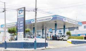 Desde el 1 de octubre, Petroecuador comercializa gasolina s&uacute;per en $ 2,02. De las 210 estaciones de servicio afiliadas, 49 son de propiedad de la empresa. Foto: Miguel Jim&eacute;nez / El Tel&eacute;grafo 