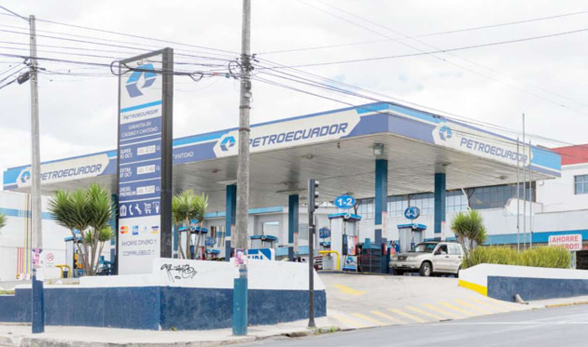 Desde el 1 de octubre, Petroecuador comercializa gasolina s&uacute;per en $ 2,02. De las 210 estaciones de servicio afiliadas, 49 son de propiedad de la empresa. Foto: Miguel Jim&eacute;nez / El Tel&eacute;grafo 