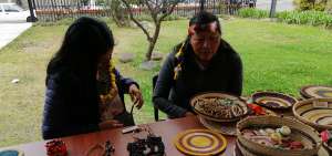 Las mujeres waorani presentaron sus artesan&iacute;as en un espacio de la Universidad de Cuenca, hoy estar&aacute;n en el Centro de Artes Populares.