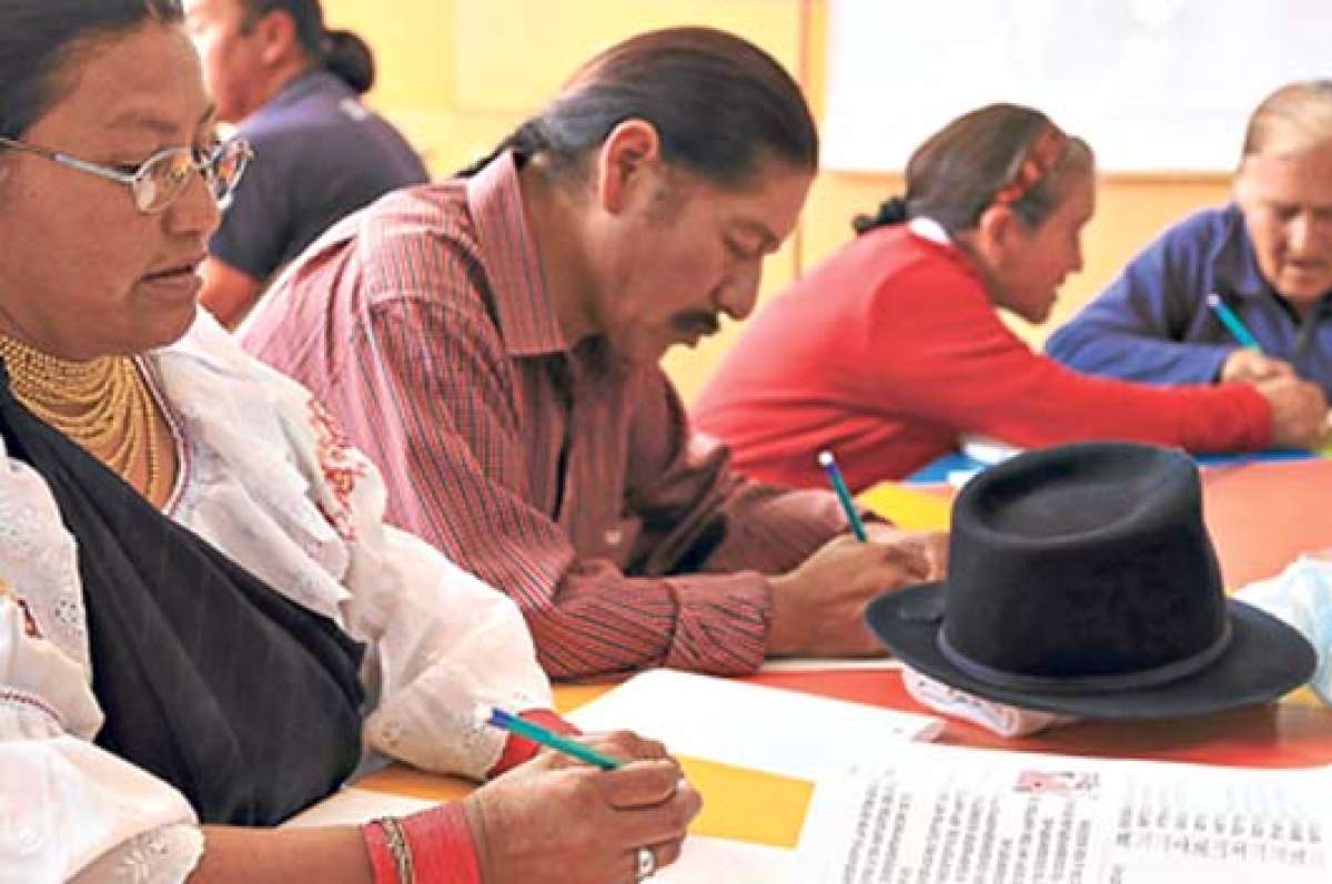 J&oacute;venes, desde los 15 a&ntilde;os, y adultos reciben clases de lunes a viernes en horario vespertino. Foto: Cortes&iacute;a Ministerio de Educaci&oacute;n.