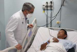 José Ruales indicó que aún hay nueve pacientes afectados por la ingesta de alcohol adulterado