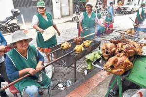 Una variedad de productos org&aacute;nicos y comida t&iacute;pica de la zona se comercializ&oacute; en la feria. FOTO: JOS&Eacute; LUIS LLIVISACA .