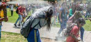Los j&oacute;venes se concentraron en el parque para jugar entre ellos.