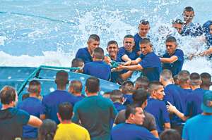 M&aacute;s de 100 voluntarios hicieron todo el esfuerzo para poder salvar al tibur&oacute;n ballena varado en la playa de Santa Marianita, el pasado lunes, en Manta. Fotos: Rodolfo P&aacute;rraga / El Tel&eacute;grafo 