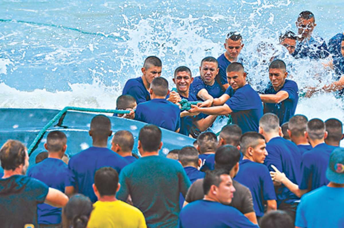 M&aacute;s de 100 voluntarios hicieron todo el esfuerzo para poder salvar al tibur&oacute;n ballena varado en la playa de Santa Marianita, el pasado lunes, en Manta. Fotos: Rodolfo P&aacute;rraga / El Tel&eacute;grafo 