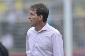 Almada dirigiendo el Cl&aacute;sico del Astillero del s&aacute;bado. Foto: William Orellanda / El Tel&eacute;grafo
