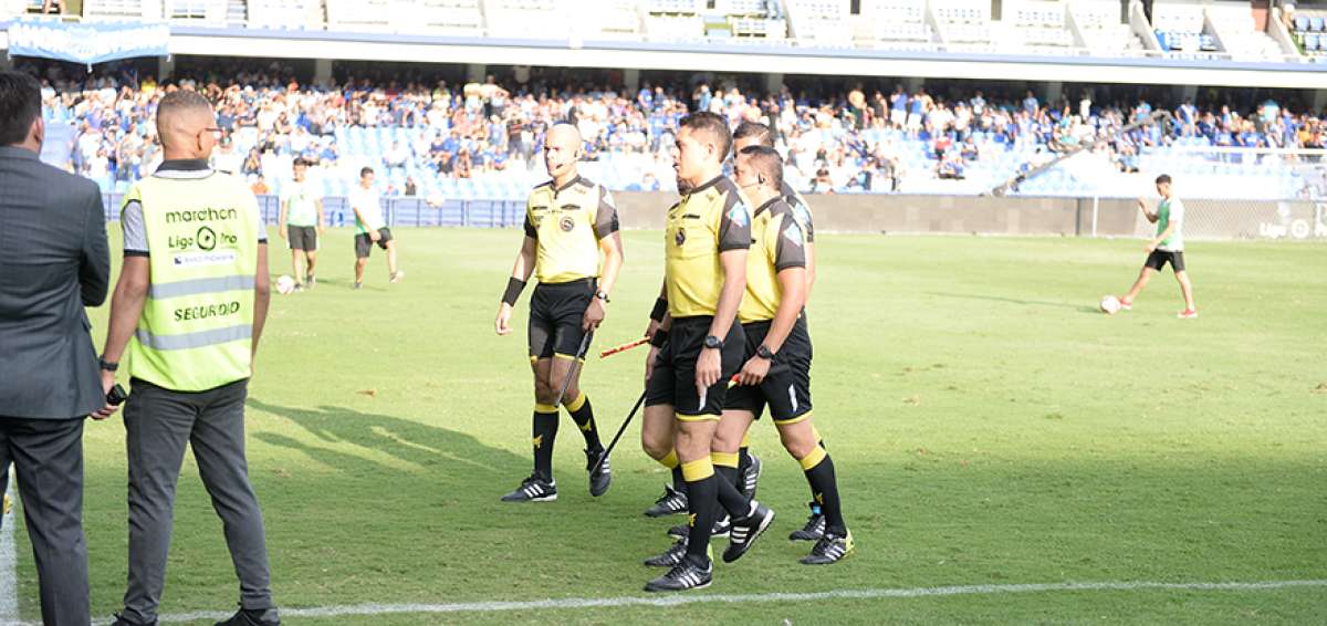 El equipo arbitral -liderado por Marlon Vera- que dirigi&oacute; el partido entre Emelec y Liga de Quito abandonan la cancha luego del primer tiempo.