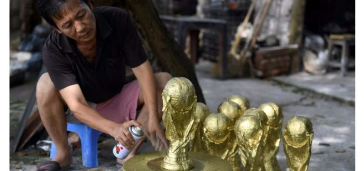 En Vietnam fabrican r&eacute;plicas del trofeo del Mundial de f&uacute;tbol