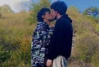 Pareja se dio un último beso y se suicidó por sufrir homofobia