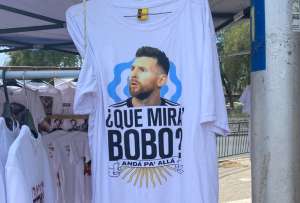 Las camisetas con la frase de Leo Messi han generado un furor en Argentina. 