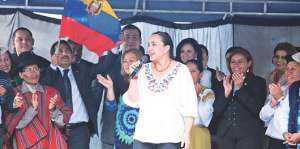 En la tarima, ubicada afuera de la Asamblea Nacional, Gabriela Rivadeneira destac&oacute; la aprobaci&oacute;n de la Ley. Foto: Fernando Sandoval / El Tel&eacute;grafo