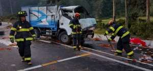 Personal de emergencias habilit&oacute; la v&iacute;a tras el accidente de tr&aacute;nsito.