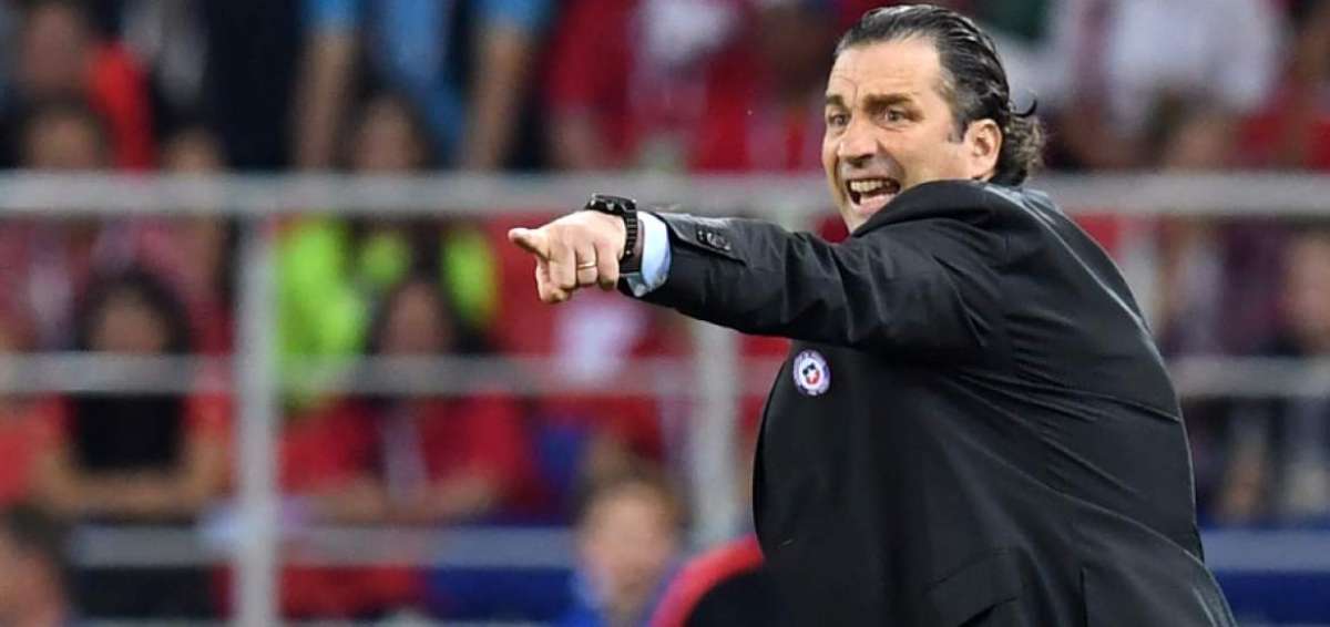 Hinchas chilenos acusan a Pizzi de venderse a Argentina
