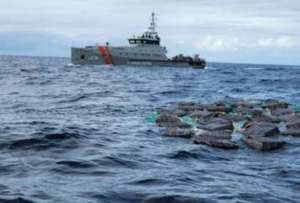 Las Fuerzas Armadas informaron sobre la captura de dos embarcaciones que transportaban 37 bultos de presuntas sustancias catalogadas sujetas a fiscalizaci&oacute;n, durante un operativo ejecutado este domingo 12 de julio de 2026 en altamar. La intervenci&oacute;n se realiz&oacute; como parte de las operaciones de patrullaje y control mar&iacute;timo desarrolladas en zonas jurisdiccionales y de inter&eacute;s para Ecuador. Durante el procedimiento tambi&eacute;n fueron aprehendidas varias personas, aunque la instituci&oacute;n no precis&oacute; su n&uacute;mero ni sus nacionalidades. Seg&uacute;n la Armada del Ecuador, el operativo cont&oacute; con informaci&oacute;n proporcionada por inteligencia militar, organismos de inteligencia de armadas de pa&iacute;ses aliados y la Polic&iacute;a Nacional. El peso y la composici&oacute;n exacta de las sustancias encontradas todav&iacute;a deber&aacute;n ser determinados mediante las respectivas pruebas y pericias. La instituci&oacute;n se&ntilde;al&oacute; que las operaciones navales, aeronavales y de guardacostas se han incrementado para combatir las actividades il&iacute;citas de los grupos de delincuencia organizada en los espacios acu&aacute;ticos nacionales y frenar el uso de rutas mar&iacute;timas para el tr&aacute;fico de drogas.
