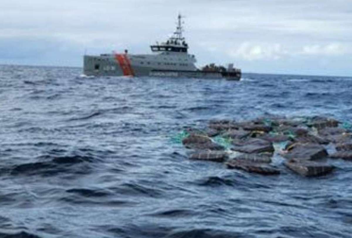 Las Fuerzas Armadas informaron sobre la captura de dos embarcaciones que transportaban 37 bultos de presuntas sustancias catalogadas sujetas a fiscalizaci&oacute;n, durante un operativo ejecutado este domingo 12 de julio de 2026 en altamar. La intervenci&oacute;n se realiz&oacute; como parte de las operaciones de patrullaje y control mar&iacute;timo desarrolladas en zonas jurisdiccionales y de inter&eacute;s para Ecuador. Durante el procedimiento tambi&eacute;n fueron aprehendidas varias personas, aunque la instituci&oacute;n no precis&oacute; su n&uacute;mero ni sus nacionalidades. Seg&uacute;n la Armada del Ecuador, el operativo cont&oacute; con informaci&oacute;n proporcionada por inteligencia militar, organismos de inteligencia de armadas de pa&iacute;ses aliados y la Polic&iacute;a Nacional. El peso y la composici&oacute;n exacta de las sustancias encontradas todav&iacute;a deber&aacute;n ser determinados mediante las respectivas pruebas y pericias. La instituci&oacute;n se&ntilde;al&oacute; que las operaciones navales, aeronavales y de guardacostas se han incrementado para combatir las actividades il&iacute;citas de los grupos de delincuencia organizada en los espacios acu&aacute;ticos nacionales y frenar el uso de rutas mar&iacute;timas para el tr&aacute;fico de drogas.