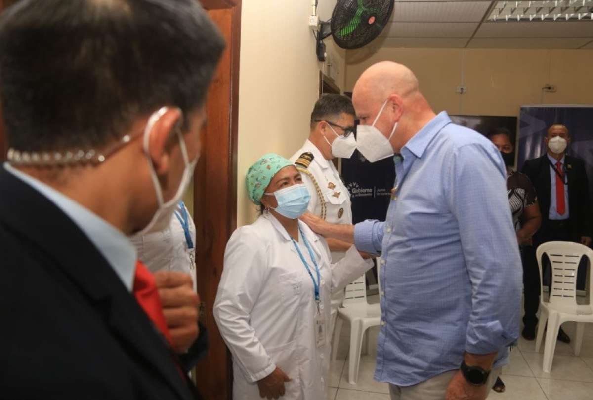 Alfredo Borrero (der.), vicepresidente de la República, en la nueva unidad de salud en Guayaquil