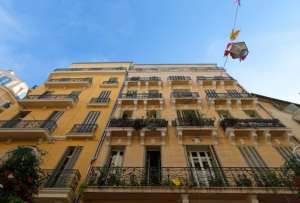 Una madre junto a sus tres hijos se lanz&oacute; del piso 13 de un edificio en Tol&oacute;n, Francia. 
