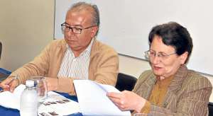 Orlando P&eacute;rez y Mar&iacute;a Josefa Rubio firmaron el convenio interinstitucional entre este diario y la PUCE, respectivamente, a favor de los estudiantes. Foto: Cortes&iacute;a PUCE
