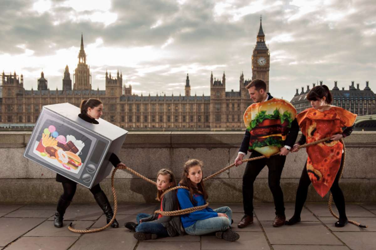 El reporte del organismo Salud P&uacute;blica de Inglaterra recomend&oacute; limitar los anuncios publicitarios de comida chatarra en los ni&ntilde;os y adolescentes. Foto: Leonardo Boix/ El Tel&eacute;grafo