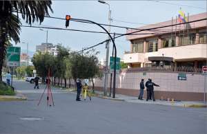 En las intersecciones de las calles Diego de Almagro y La Pradera se produjo el triple asesinato. Personal de Criminal&iacute;stica con un esc&aacute;ner realiz&oacute; un levantamiento del lugar de los hechos. Foto: Miguel Jim&eacute;nez/ El Tel&eacute;grafo