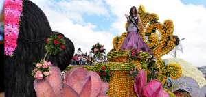 Gabriela Hervas, se&ntilde;orita Gobierno Municipal de Ambato, se exhibe en un carro aleg&oacute;rico manufacturado &iacute;ntegramente con flores, plantas y frutas que provienen de Patate, Cevallos, Pelileo y otras poblaciones.