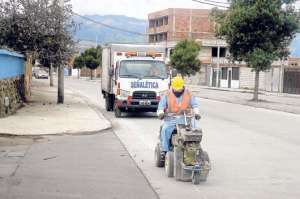 Personal de la Agencia Nacional de Tr&aacute;nsito trabaja en la se&ntilde;alizaci&oacute;n, especialmente en las intersecciones de las calles c&eacute;ntricas. Foto: Elizabet Maggi para El Tel&eacute;grafo
