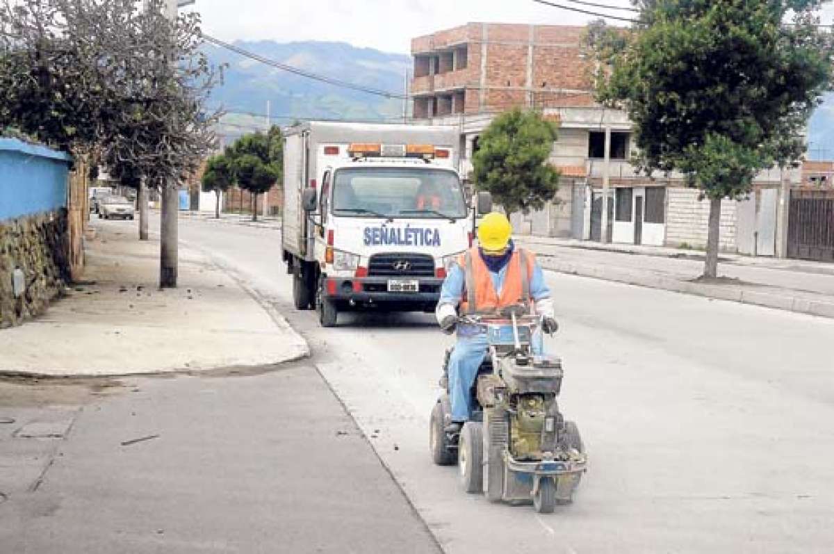 Personal de la Agencia Nacional de Tr&aacute;nsito trabaja en la se&ntilde;alizaci&oacute;n, especialmente en las intersecciones de las calles c&eacute;ntricas. Foto: Elizabet Maggi para El Tel&eacute;grafo