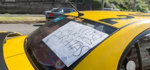 En medida de protesta, los conductores colocaron r&oacute;tulos para manifestar su rechazo a las unidades que laboran de forma ilegal.
