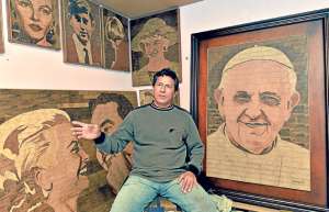 el retrato del papa Francisco es uno de los recientes trabajos de Marco Freire, pero no ser&aacute; el &uacute;ltimo. Tiene en mente a otros personajes de fama mundial. Roberto Ch&aacute;vez / El Tel&eacute;grafo
