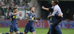 Los jugadores de Boca Juniors celebran con el asistente t&eacute;cnico, Gustavo Barros Scheloto, el gol del empate de Dar&iacute;o Benedetto (c), el jueves en Brasil.