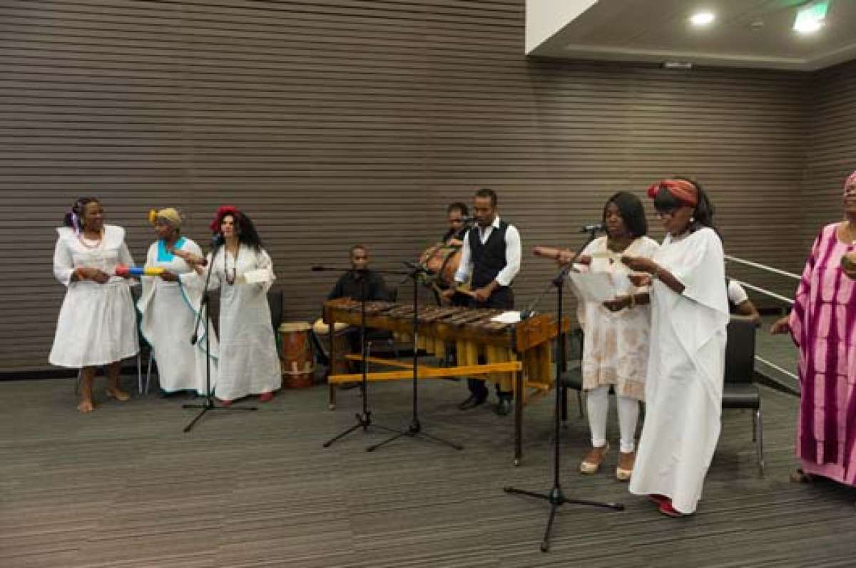 La presentaci&oacute;n del plan Decenio Internacional de los Afrodescendientes, en Quito, inici&oacute; con la intervenci&oacute;n del grupo Las Cimarronas de Yemanya. Foto: John Guevara / El Tel&eacute;grafo 
