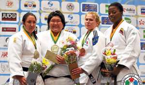 Marl&iacute;n Viveros (der.) posa con su medalla de bronce y un ramo de flores en el podio de la categor&iacute;a +78 kg del Campeonato Mundial Junior de Judo. Foto: Cortes&iacute;a / Intjudo